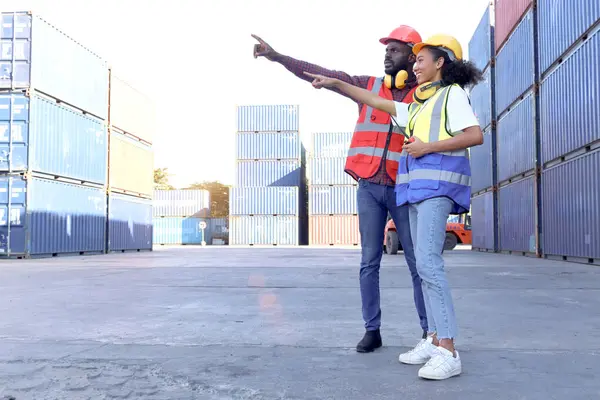 Два Промышленных Африканских Инженера Мужчина Женщина Бронежилете Шлеме Работающие Вместе Стоковая Картинка