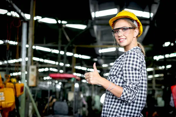 Красивая Промышленная Женщина Инженер Шлеме Безопасных Очках Дает Гром Время Стоковая Картинка