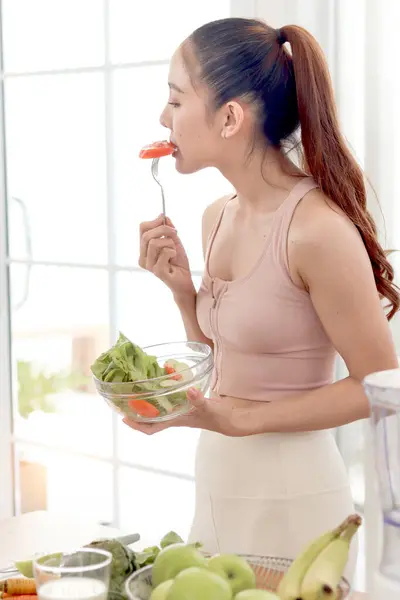 Sporty Girl Fitness Sport Wear Holds Fork Sliced Tomato Salad Стоковая Картинка