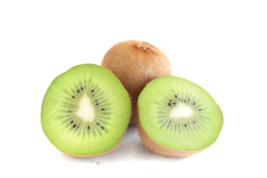 Taze olgun kivi meyvesi ve beyaz arka planda yarım kivi meyvesi.