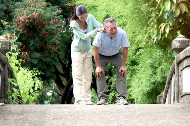 Acı çeken yaşlı Asyalı adam kızıyla parkta egzersiz yaparken yaralanır. Dedem bahçede egzersiz yapıyor ama yaralanınca torunum ona yardım etmeye çalışıyor. Yaşlı adamın kas ağrıları için tedaviye ihtiyacı var..