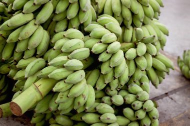 Hasattan sonra bir sürü yeşil muz ekildi. Taze şeker muzları tarım çiftliğinden pazara satılığa çıkarılıyor. Pisang Awak muzu