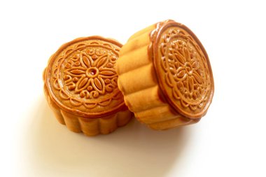 Beyaz arka planda ay çöreği, geleneksel Çin ay çöreği, Sonbahar ortası kutlaması, Mutlu Çin tercümesi Sonbahar Festivali.