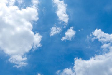 Bulutlu güzel mavi gökyüzü, güneşli bir günde kabarık beyaz bulutlu yaz gökyüzü. Bulutlu gökyüzü arkaplanı.