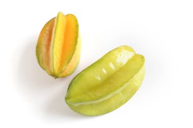 Beyaz arka planda iki olgun, sulu karambol yıldız meyvesi. Averrhoa carambola, yıldız elması, lezzetli tropikal meyve.