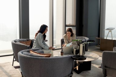 Modern ofiste birlikte çalışmayı tartışan iki güzel iş kadını. İş yerinde çalışan kadın iş adamları. İş adamları iş yerinde toplantı yapıyorlar..