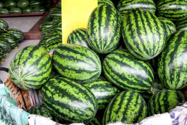 Asya 'daki markette satılan bir sürü olgun karpuz. Tropik taze sulu lezzetli meyve 