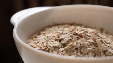 Mısır gevreğini demlenmeden önce beyaz bir kaseye at. Kahvaltı yulaf ezmesi hazırlama süreci.