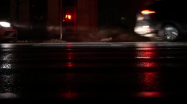 Gece Ukrayna 'nın başkentinde karanlık bir yaya geçidinden geçen araçlar. Bombardımandan sonra Kyiv 'deki karartma görüntüleri.