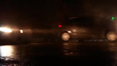 Kesinti sırasında Kyiv 'in karanlık sokaklarında hızlı bir hareket. Adam yolun karşısına geçiyor..