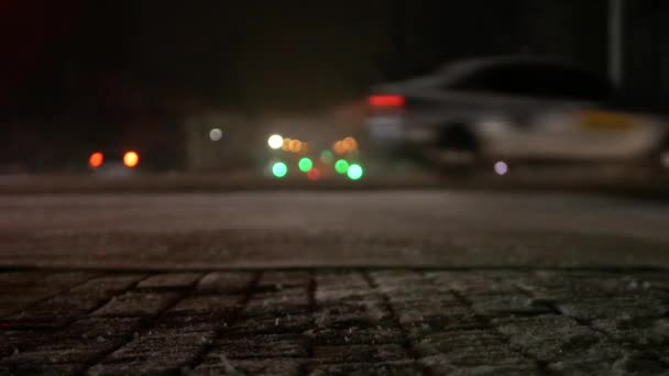 Fotografar Uma Estrada Noturna Cidade Uma Tempestade Neve Com Carros — Vídeo de Stock