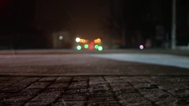 Nagy Autók Vezetnek Könnyű Hóesés Alatt Éjszaka Alkonyat Borította Várost Stock Felvétel