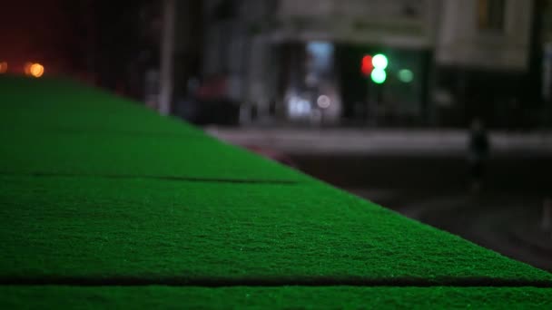 Öndeki Trafik Lambasından Dolayı Kaldırım Yeşile Döndü Gece Şehrinin Hayatı — Stok video