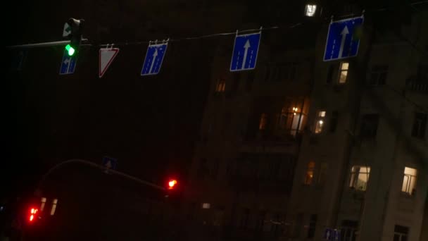 Дорожні Знаки Над Дорогою Разом Світлофором Сніжну Ніч Зйомки Пізно — стокове відео