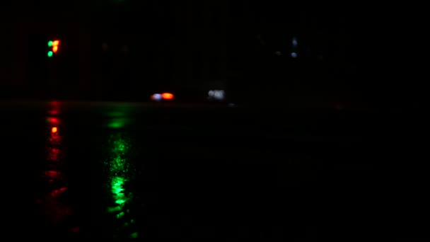 Насичений Рух Автомобілів Темній Вулиці Світлофором Земля Освітлена Кольорами Світлофора — стокове відео