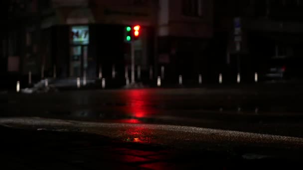 Közlekedés Autók Gyalogosok Éjszakai Kereszteződésében Egy Férfi Átkelt Úton Egy Stock Videó
