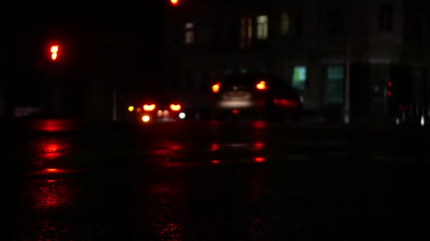 Míjení Aut Temné Ulici Bez Osvětlení Večerních Hodinách Záběry Kyjeva — Stock video