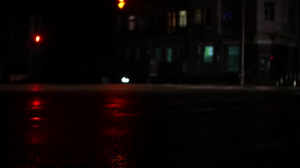 Policejní Auta Sirénami Projíždějí Temným Nočním Městem Záběry Vojenského Kyjeva — Stock video