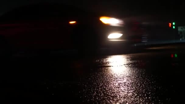 Ljuset Från Strålkastarna Bilar Reflekterar Den Våta Vägen Strömavbrott Fungerar — Stockvideo