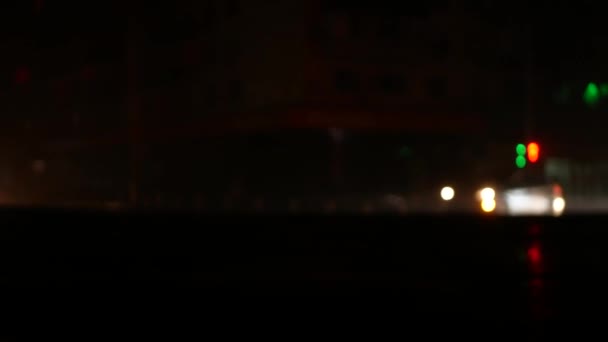 Arabalar Döner Çerçeveyi Aydınlatır Gece Şehrinin Farlarından Parlak Bir Işık — Stok video