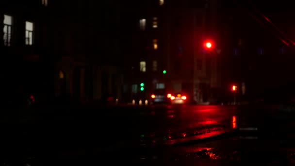 Auto Stoppen Bij Een Rood Stoplicht Het Onverlichte Kiev Tijdens — Stockvideo