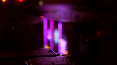 Gece şehrinin su birikintilerinde güzel bir mor yansıma. Şehir merkezinde sağanak yağıştan sonra sokakların ilginç görüntüleri..