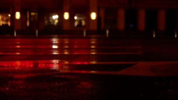 Traffic Waving One Way Street Rainy Weather Evening Frame Level — Stock Video