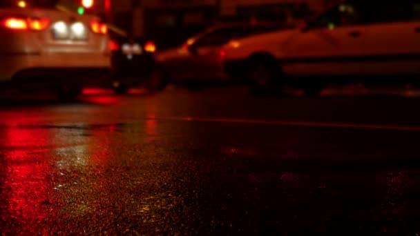 Машины Стоят Пробке Мокрой Улице Ночью Стрельба Уровне Дорожного Покрытия — стоковое видео