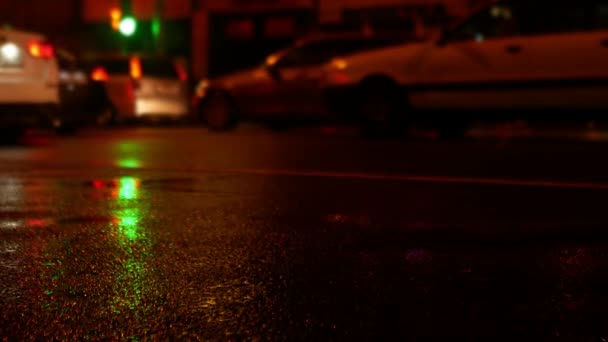 Autók Kezdenek Menni Zöld Szín Közlekedési Lámpa Éjjel Eső Után Stock Videó
