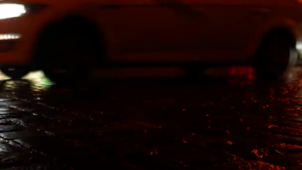 Pohyb Aut Podél Večerní Ulice Dlážděnými Kameny Dešti Pozadí Jsou — Stock video