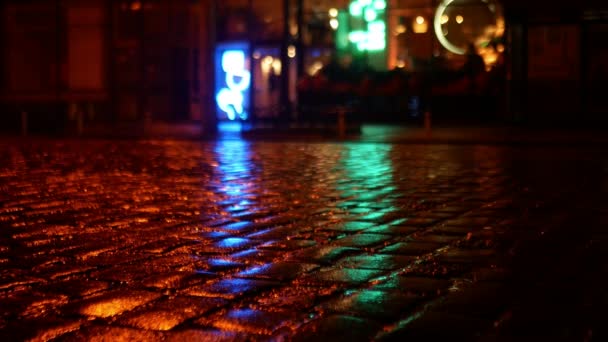 Kilátás Éjszakai Étteremre Kövezett Utca Oldaláról Neontáblák Visszaverődése Látható Úton Jogdíjmentes Stock Videó