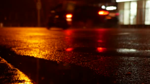 Strzelanie Ruchu Samochodów Oświetlonych Ulicach Kolorze Żółtym Deszczu Strzelanie Nocy — Wideo stockowe