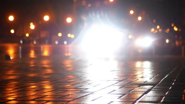 Aufnahmen Der Sanften Beleuchtung Der Stadt Der Nacht Regennasse Fliesen — Stockvideo