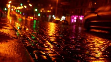 Yağmur yağdıktan sonra yol kenarındaki derelerden su akar. Gece sokağı düzinelerce farklı fenerle aydınlatılır..