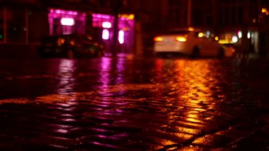 Sokak ışıklarının uzun zamandır beklenen dönüşünden sonra Kyiv sokaklarını vurmak. Lamba kafe mor ışığını yaktı..