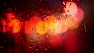 Geceleri sokak lambalarından bulanık noktalar çekiyorlar. Ön panelde donmuş yağmur damlaları var..