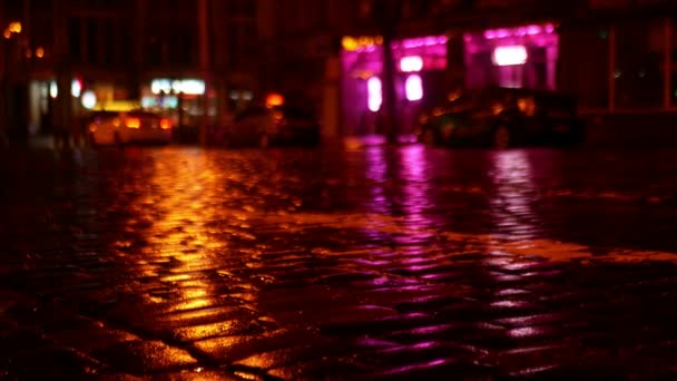 Tráfego Carros Estradas Noturnas Depois Chuva Estrada Pedra Pavimentação Velha — Vídeo de Stock