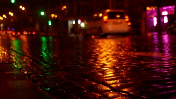 Carros Dirigem Pavimento Molhado Iluminado Com Iluminação Cores Diferentes Imagens — Vídeo de Stock