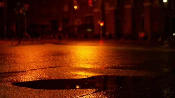 Sáros Pocsolyákkal Esőben Éjszakai Városban Háttérben Láthatsz Egy Férfit Esernyővel Stock Videó