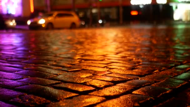 Városi Kövek Burkolása Esőben Éjszaka Autókkal Városi Fények Milliói Tükröződnek Jogdíjmentes Stock Felvétel