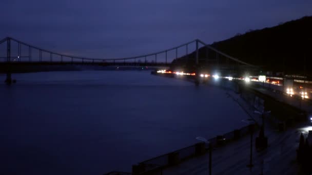 Filming Evening Dnieper Pedestrian Bridge Trukhanov Island Flickering Headlights Frame — Stock Video
