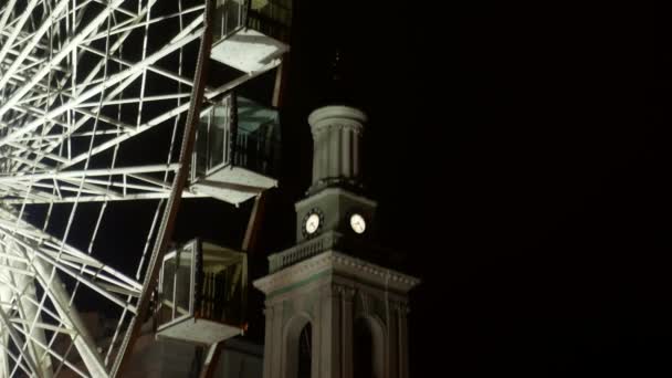 Roda Gigante Rola Pessoas Noite Fundo Edifício Histórico Com Relógio — Vídeo de Stock