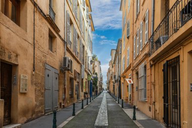 Fransa 'nın Provence kentindeki Aix en Provence şehrinin tipik ve dar sokakları