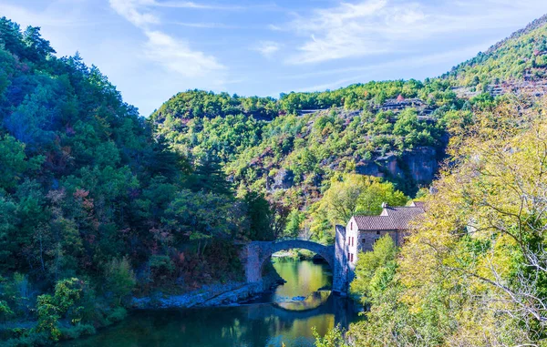 Παλιός Μύλος Στον Ποταμό Aveyron Στο Aveyron Στην Occitanie Γαλλία — Φωτογραφία Αρχείου