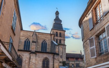Saint-Sacerdos Katedrali 'nin çan kulesi ve Perigord, Dordogne, Nouvelle-Aquitaine, Fransa' daki Sarlat la Caneda kasabası