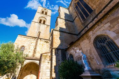 Saint-Fulcran de Lodeve Katedrali Güney Occitania, Fransa 'da tipik bir Gotik binadır.