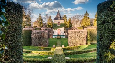 Eyrignac malikanesinin bahçeleri Fransa 'nın Prigord Noir kentindeki Dordogne' da, Salignac-Eyvigues 'de bulunur.