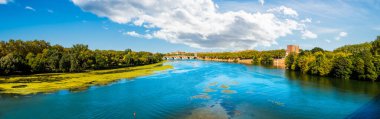 Toulouse, Fransa 'daki Garonne Nehri ve Pont Neuf nehri.
