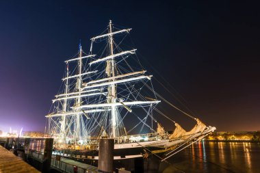 Eski yelkenli gemisi Le Belem gece Bordeaux 'da, Gironde, Yeni Aquitaine, Fransa' da demirledi.