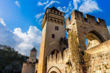 Fransa 'nın Occitanie kentindeki Cahors' ta nehir kıyısındaki ortaçağ köprüsü.
